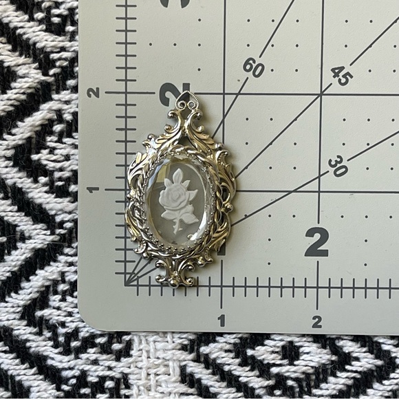 VINTAGE | Nouveau Intaglio Reverse Carved Glass Floral Silver Tone Pendant 2"x1" - Picture 7 of 7